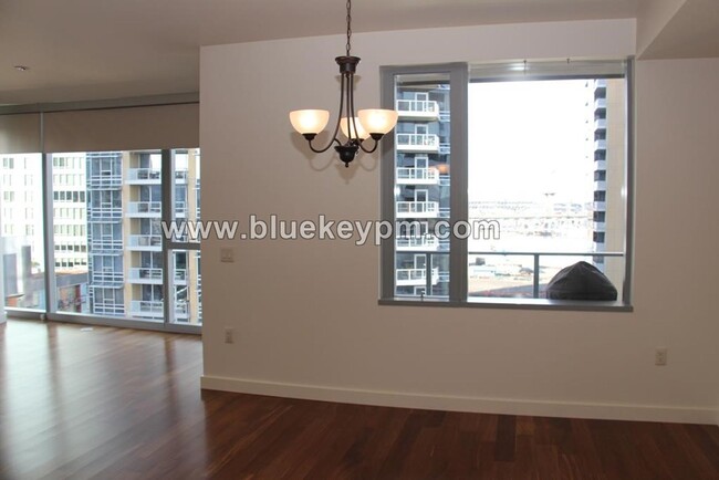 Building Photo - 2 Bed, 2 Bath Condo with 24 HR Concierge a...