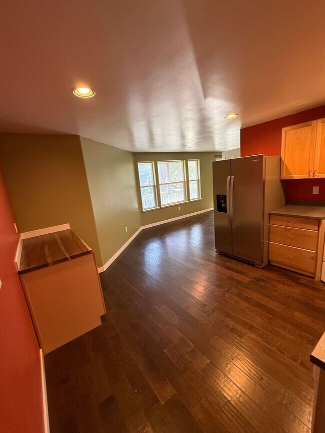 Building Photo - Spacious 5 Bedroom / 3 Bathroom Home for Rent in Lakeside, Montana