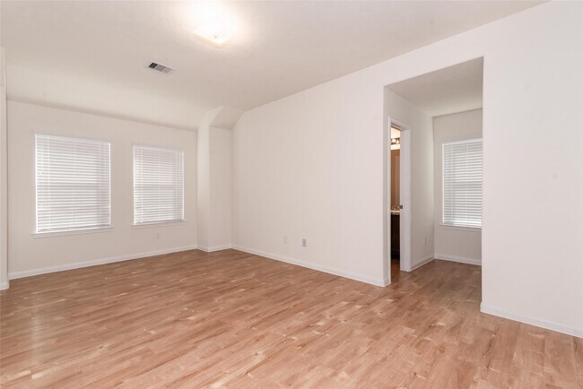 Building Photo - 724 South Ella Creek Drive