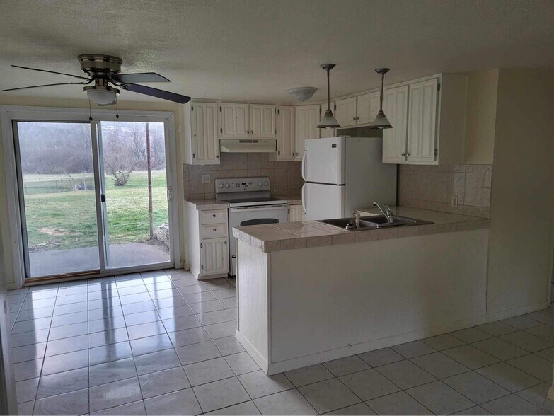 Building Photo - 4 Dr Knapp Rd S