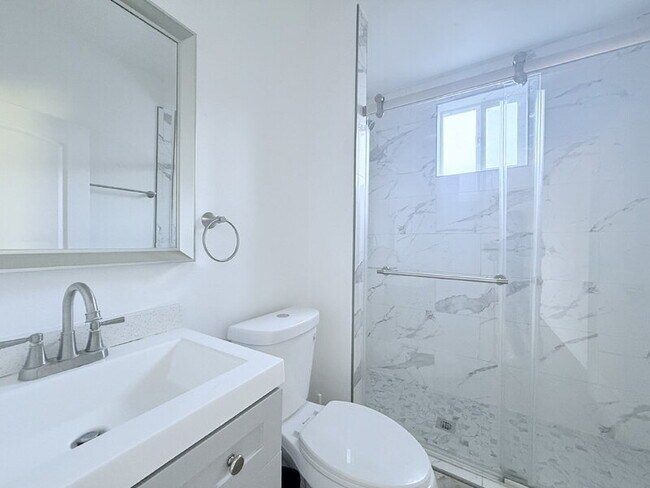 Building Photo - 1731 E 68th St