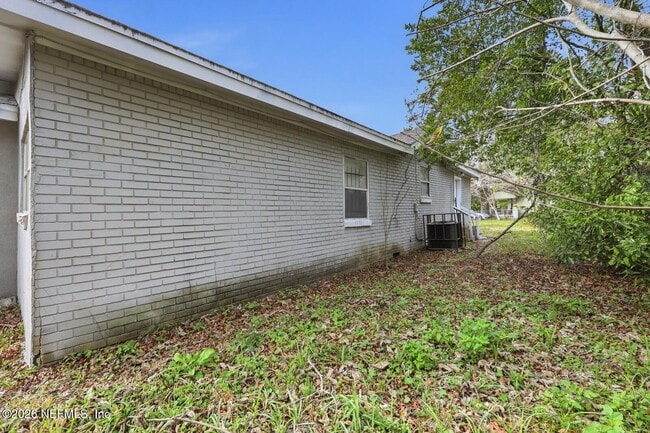 Building Photo - 2002 St Clair St