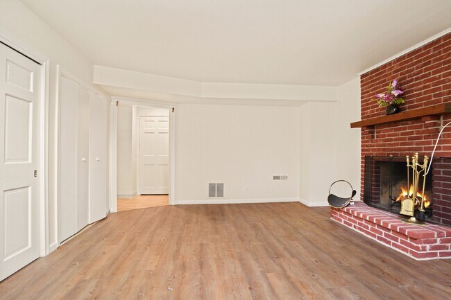 Building Photo - 52 Sherwood Pl