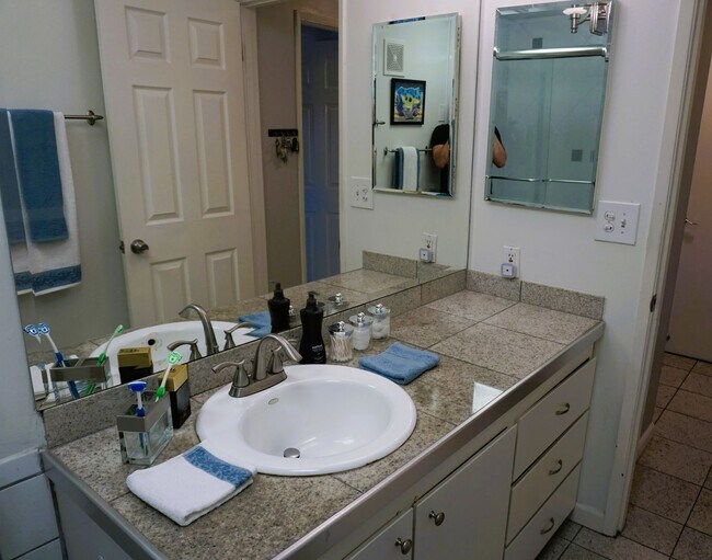 Building Photo - Furnished 2 bedroom Condo with view of Lake Union