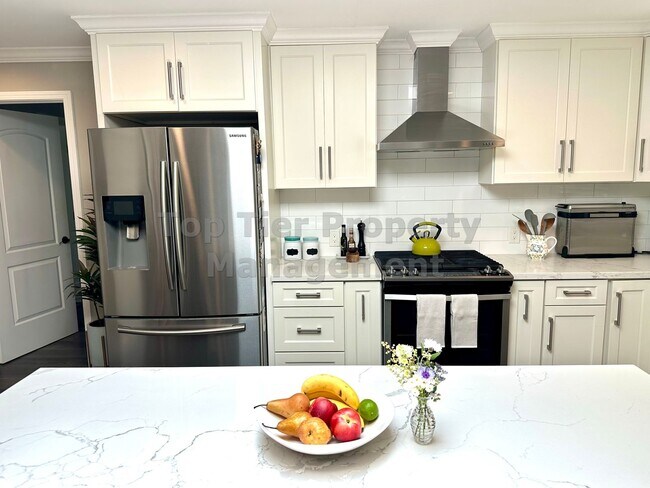 Building Photo - Beautifully updated 3 Bed / 2 Bath / 1,584...