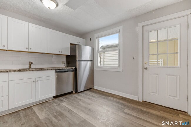 Building Photo - 3 New Hampshire Dr