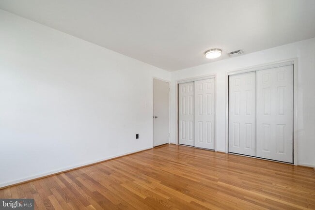 Building Photo - 102 Greenmeadow Dr