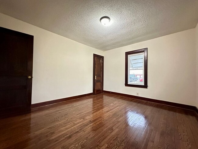 Building Photo - 811 Pembroke Oak Grove Rd