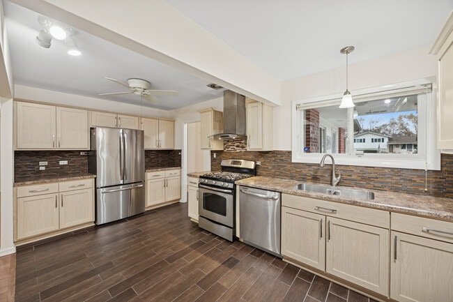 Building Photo - 21W225 Coronet Rd