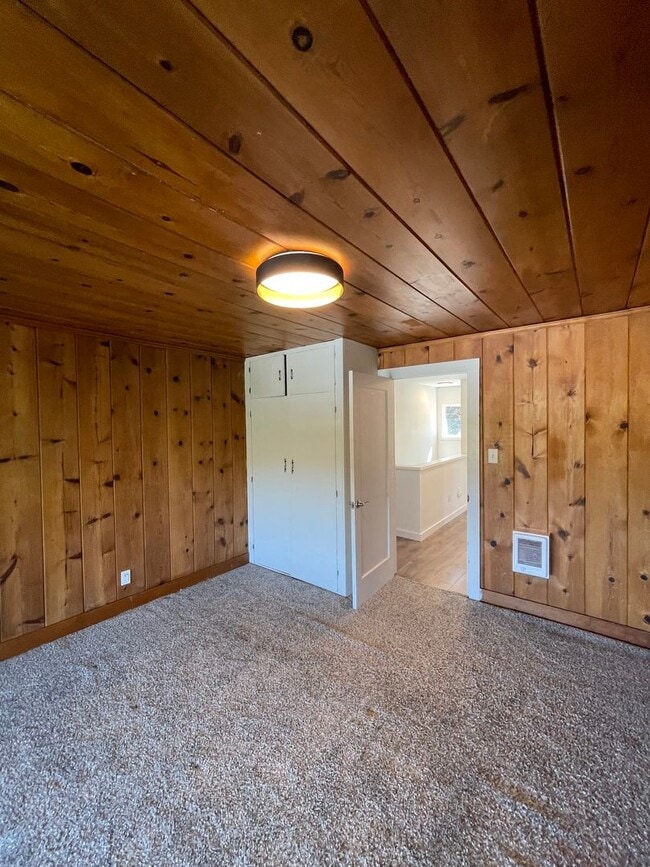 Building Photo - Lake Views • Near Moore Park • 4BD/2BA Home with Garage & Basement-less than 3miles from OIT and ...