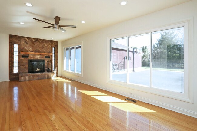 Building Photo - 409 Lexington Dr