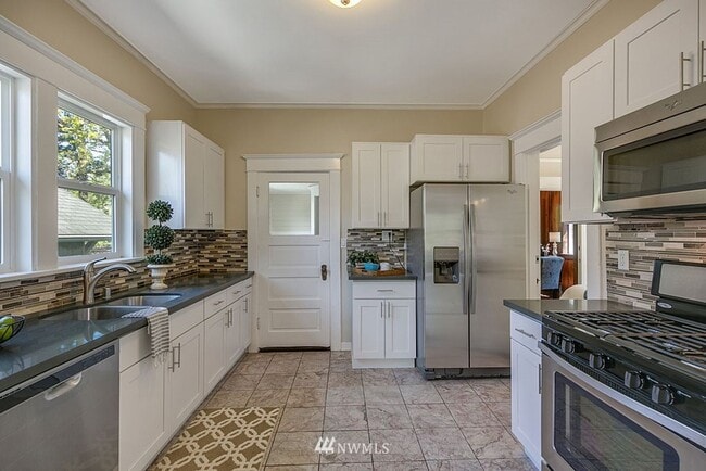 Building Photo - Spacious 5-Bedroom Home with Den & Backyar...