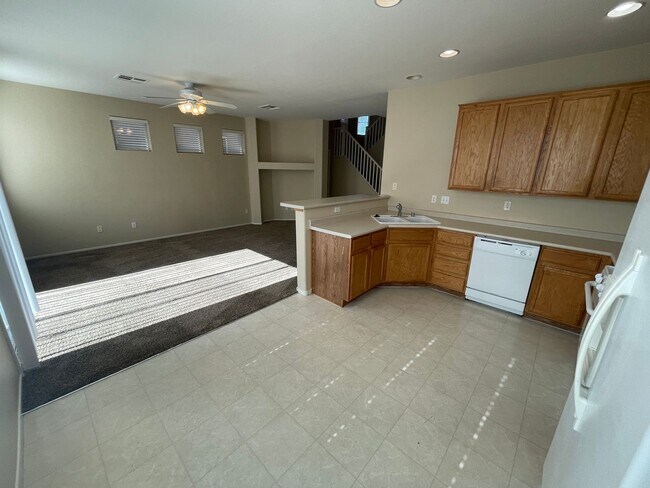 Building Photo - 3 Bedroom 2 1/2 Bathroom w/Den & Loft