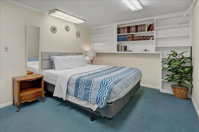 Building Photo - 102A White Oak Dr