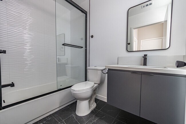Building Photo - Stunning 4-bedroom, 4-bathroom tri-level t...