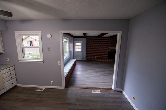 Building Photo - Lovely 3 Bed / 2 Bath in Private Setting--AVAILABLE NOW!!!