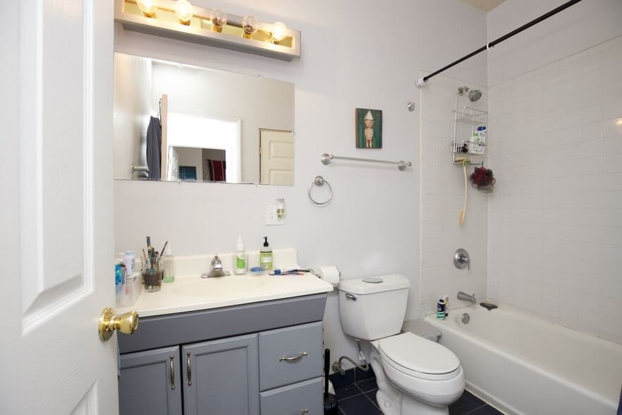 Building Photo - 1340 W Hubbard St