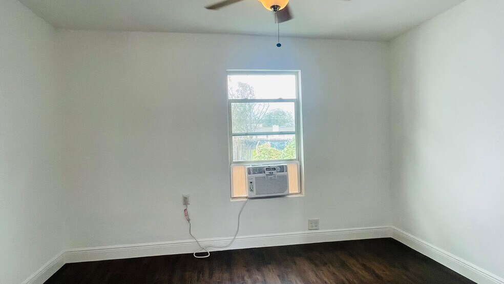 Building Photo - 413 N LIVE OAK St