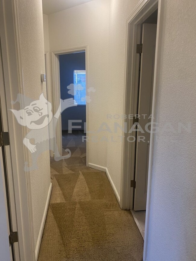 Building Photo - 3 bedroom/2 bathroom home