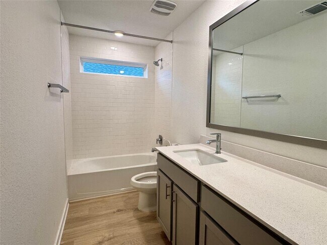 Building Photo - 2320 Magnolia Hl Dr