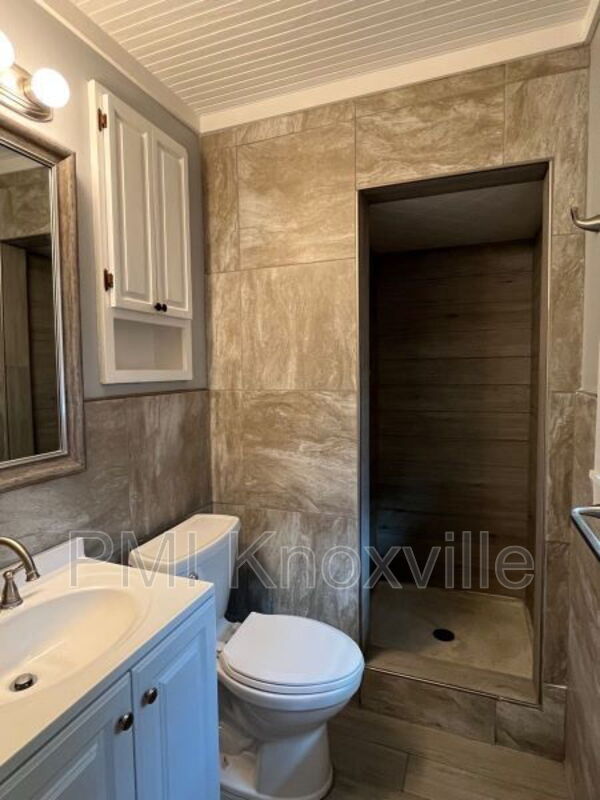 Building Photo - 612 W Meadecrest Dr