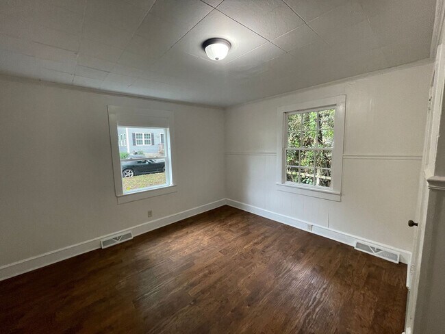 Building Photo - Renovated 2 bedroom 1 bathroom house with office/bonus room!