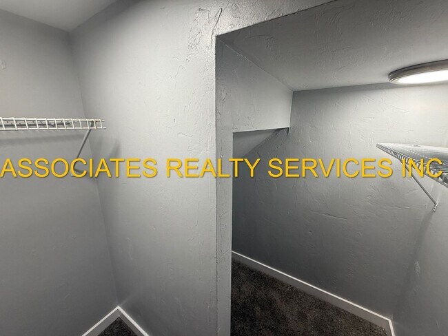 Building Photo - MUST SEE!!! 2BED/2BATH FULLY REMODELED UNIT IN GREENLEAF!!! FENCED BACK YARD!!!