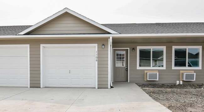 Building Photo - 3 Bedroom, Single-story Townhomes for rent...