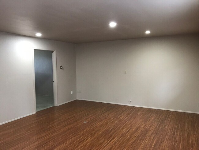 Building Photo - 2802-2802 NW Highland Ave