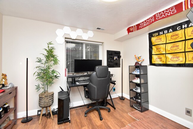 Building Photo - Spacious 4 Bed Murray Home with Huge Private Yard!