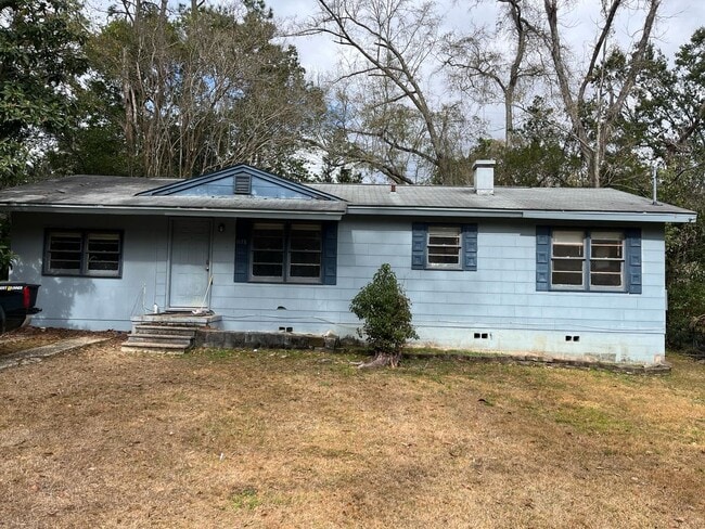 Building Photo - 3 bedroom 1 bath house with a large back yard! Available August 2026