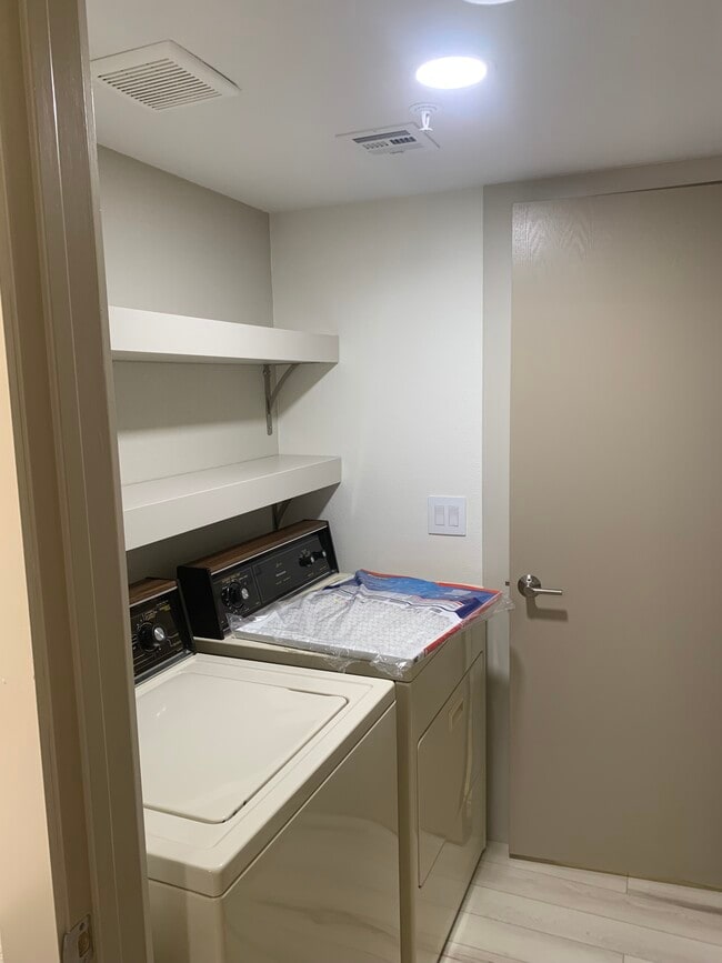 Building Photo - 350 N Lake Havasu Ave