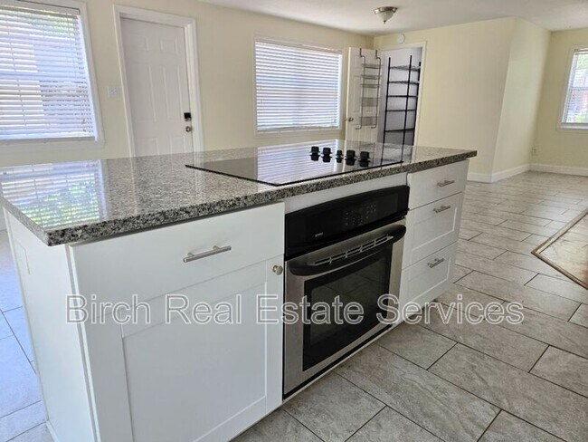 Building Photo - 608 Tangerine Ave