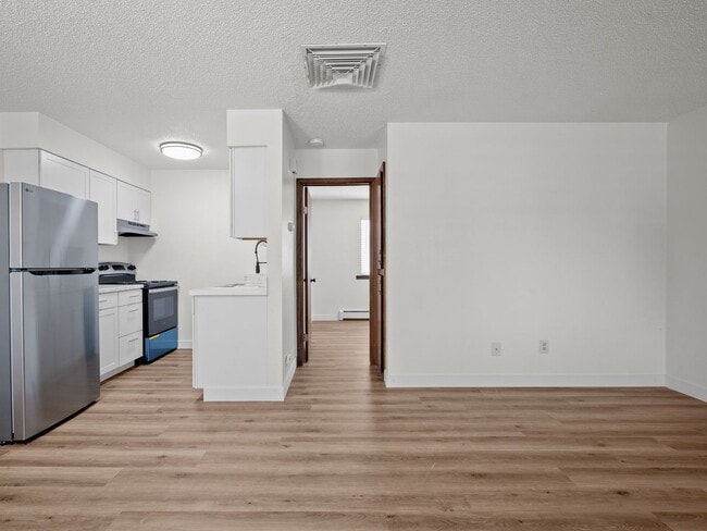 Building Photo - Updated 1 Bedroom, 1 Bathroom Apartment – ...