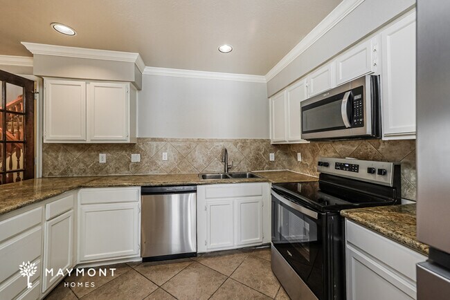 Building Photo - Spacious Two-Story Home in Houston