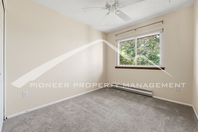 Building Photo - Charming Townhouse with Washer/Dryer and 1-Car Garage