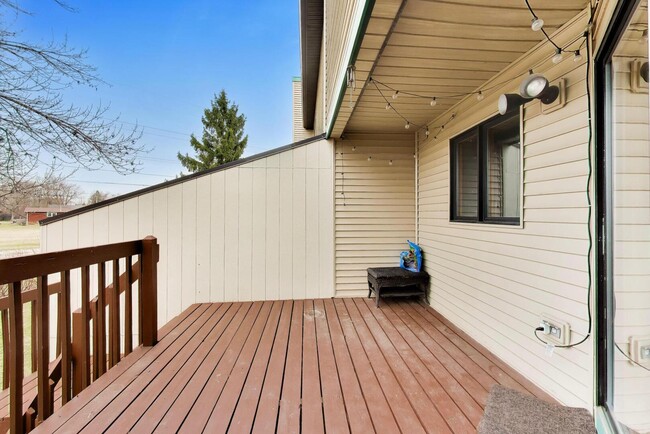 Building Photo - 943 W Essex Pl