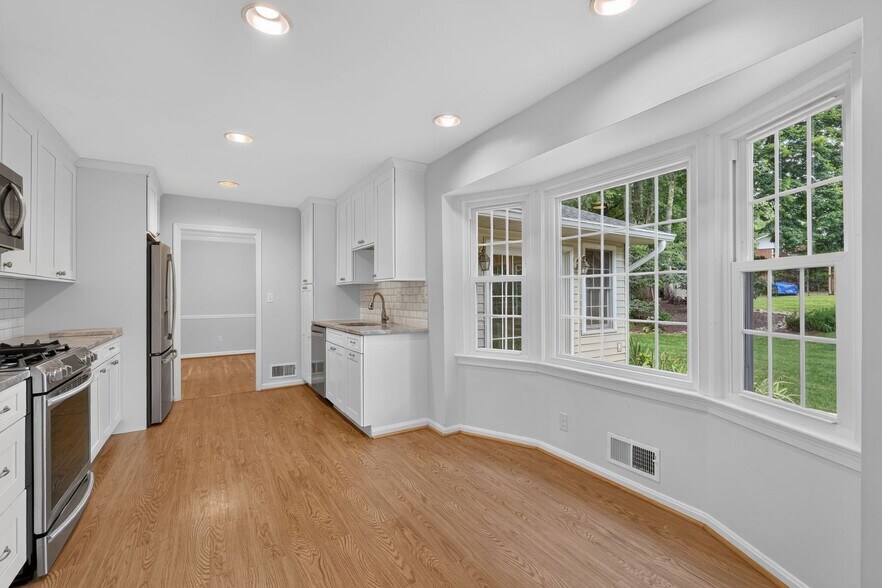 Updated kitchen - 6905 Stonewood Ct