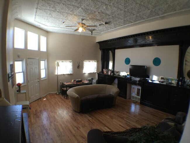 Building Photo - 2034 W Webster Ave