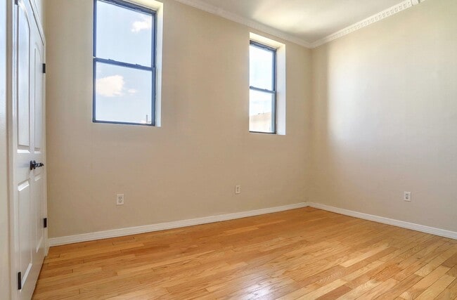 Building Photo - 118 Leonard St