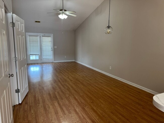 Building Photo - 210 Sunview Dr