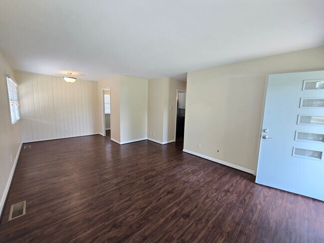 Building Photo - Newly remodeled 3 bed/1 bath home with a 1...