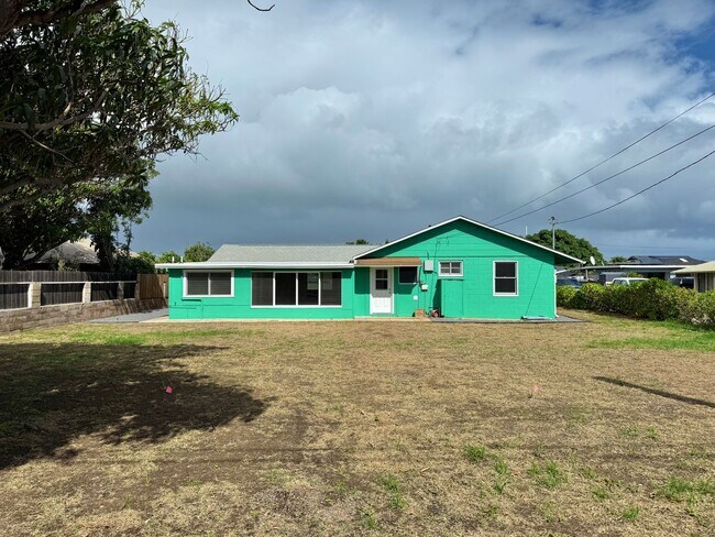 Building Photo - 4 Bedroom / 1.5 Bathroom Home on a Large Lot in Kahului!