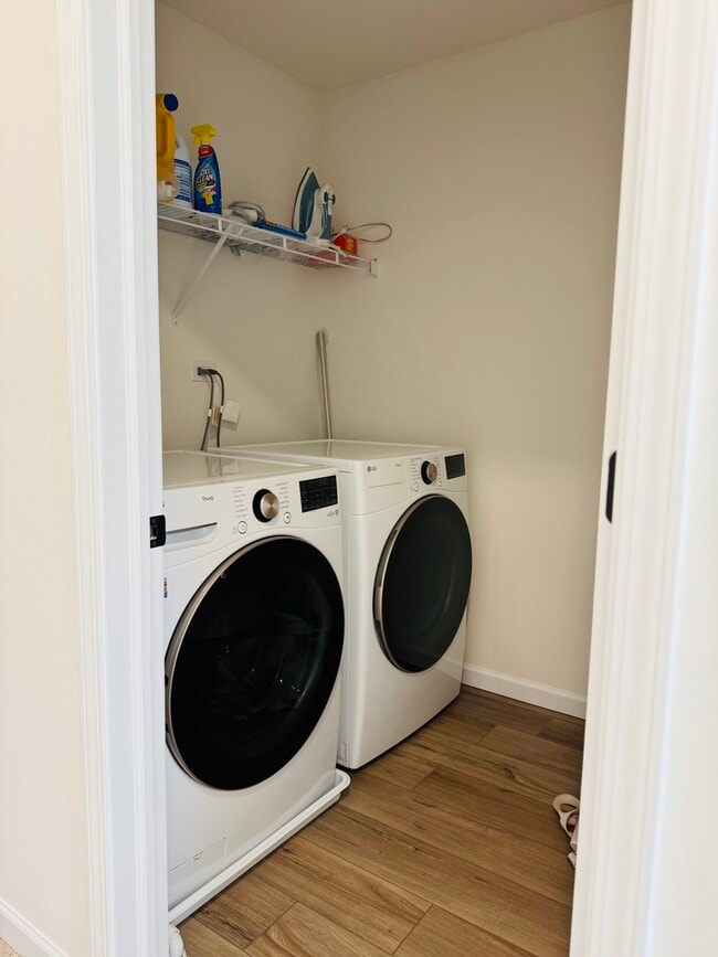 Building Photo - 5963 Hawkweed Dr