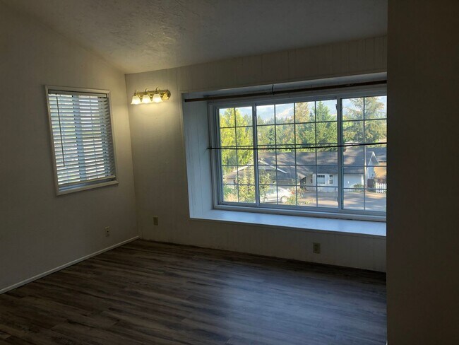 Building Photo - 3 bedroom 2 bathroom house in Thurston hills!