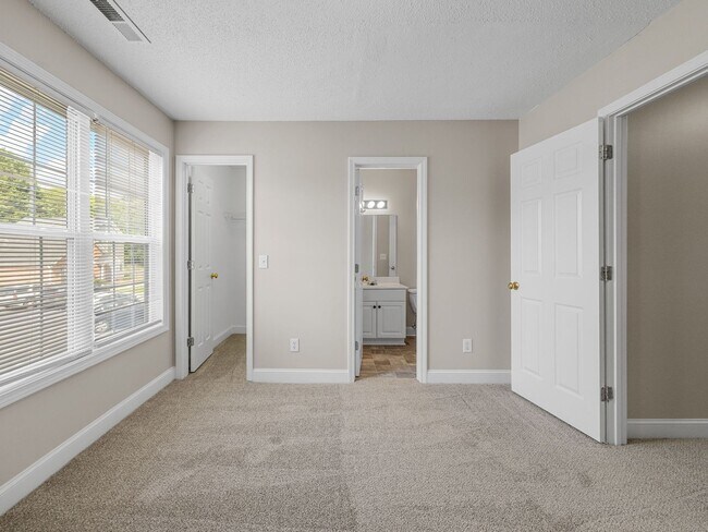 Building Photo - Freshly Renovated 3 BR, 2 BA Townhome Cent...