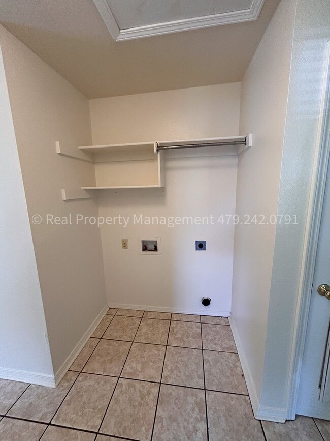 Building Photo - Move In Ready!! Cozy 3 Bed 2 Bath Duplex!
