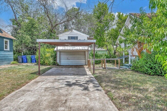 Building Photo - Spacious 3 Bed - 1 Bath House Near Downtown