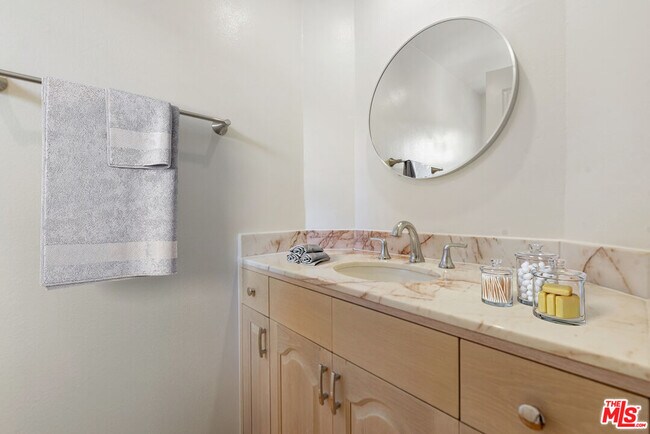 Building Photo - 2025 S Beverly Glen Blvd