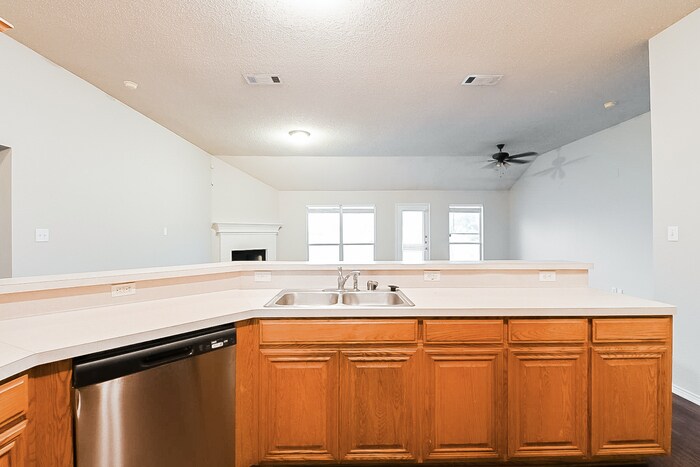 Building Photo - 616 White Swan Dr